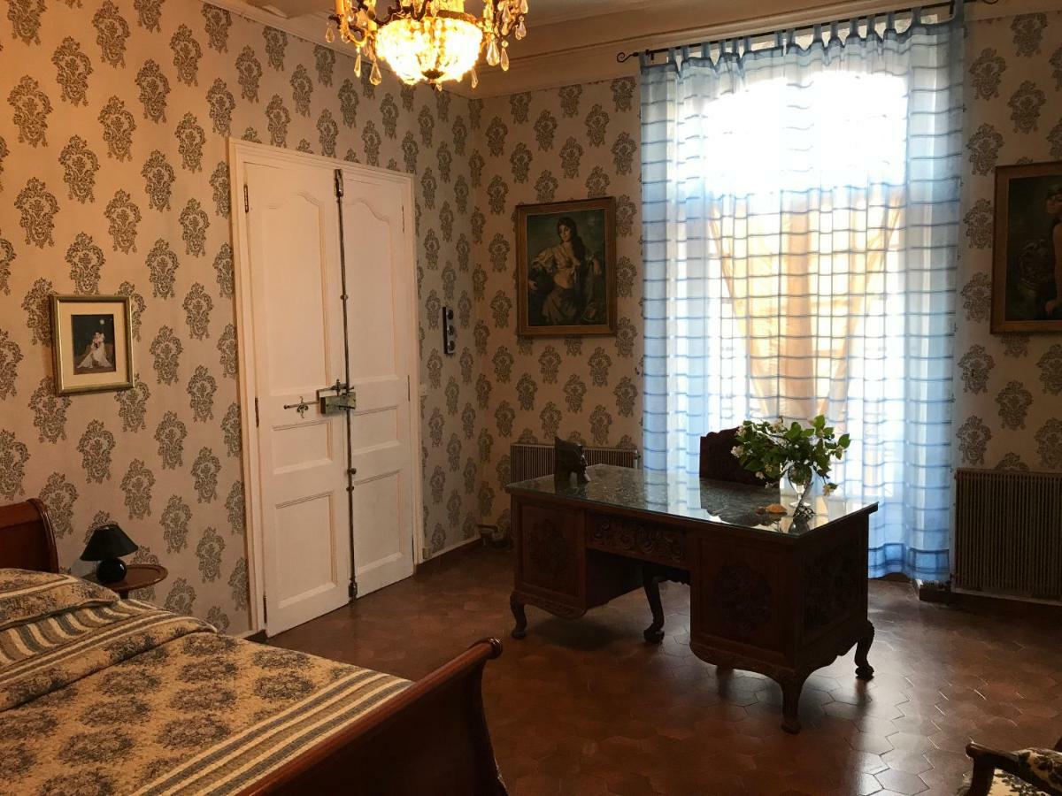 Отель Chez Les Artistes Servian Экстерьер фото